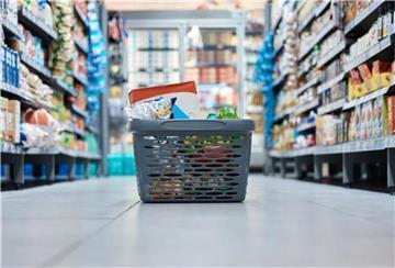 Ein Einkaufskorb steht mit Produkten gefüllt auf dem Boden. Der Online-Supermarkt Picnic liefert nicht mehr zum Brennpunkt-Hochhaus „Weißer Riese“ in Duisburg. Das Unternehmen hat Angst um die Sicherheit seiner Mitarbeiter.