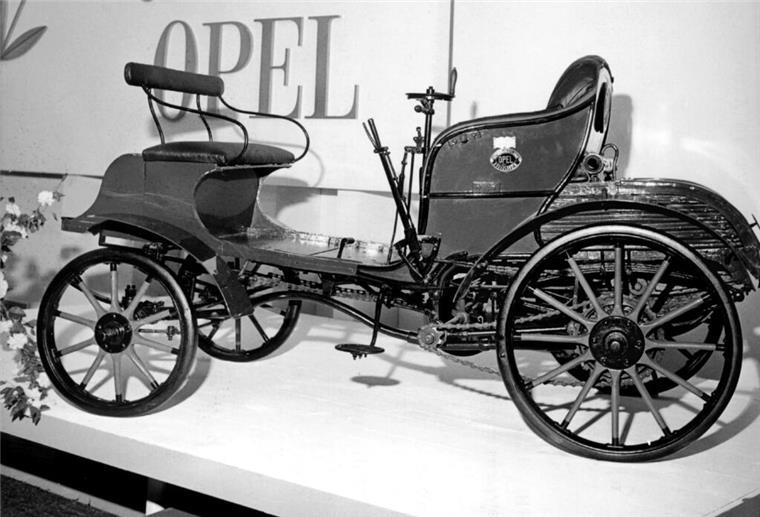Der Opel-Motorwagen vom Typ "Patent-Automobilsystem Lutzmann" aus dem Jahr 1898 hatte vier PS.