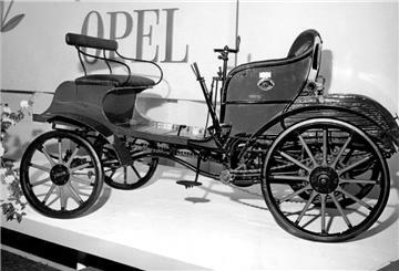 Der Opel-Motorwagen vom Typ "Patent-Automobilsystem Lutzmann" aus dem Jahr 1898 hatte vier PS.