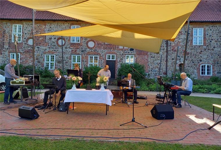 Eine Band spielt auf einem Platz.