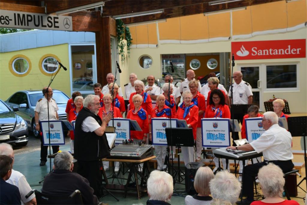 Der Original Maritimchor Luv und Lee singt vor dem Autohaus in Ort. Auch der Män...