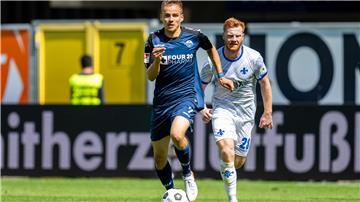 Der Paderborns Bilbija (l) gewinnt den Zweikampf gegen Darmstadts Will. 