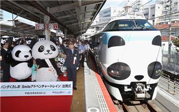 Der Panda-Zug nimmt im JR Tennoji Bahnhof in Osaka seinen Betrieb auf. Der Schnellzug, der zwischen Kyoto, Osaka und Süd-Wakayama verkehren soll, hat eine Lok und Sitzbezüge im Panda-Design.