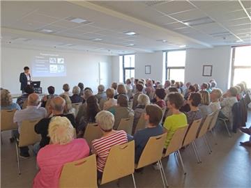 Im Klinikum Bremerhaven findet der Pateintennachmittag statt, an dem verschiedene Vorträge zu medizinischen Themen gehalten werden.