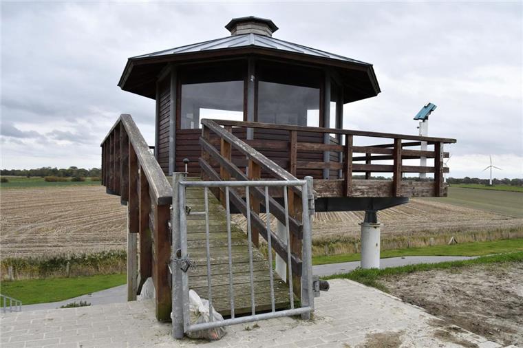 Der Pavillon auf dem Deich südlich des Kutterhafens in Dorum ist zurzeit mit einem Schloss gesichert.