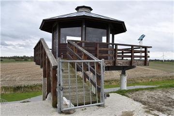 Der Pavillon auf dem Deich südlich des Kutterhafens in Dorum ist zurzeit mit einem Schloss gesichert.