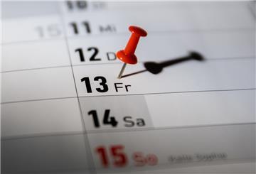 Eine Nadel steck auf einem Kalender auf Freitag, den 13.