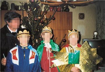 Der Pfarrer (links) mit drei Sternsingern.