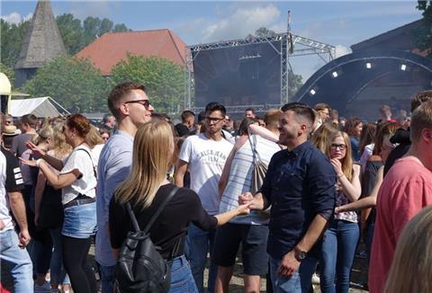 Besuchermenge beim Pfingstfrühtanz in Steinau