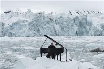 Der Pianist Ludovico Einaudi hat in der Artktis ein Klagelied auf einer künstlichen Eisscholle vor Spitzbergen gespielt. Die Aktion ist Teil einer Kampagne von Greenpeace.
