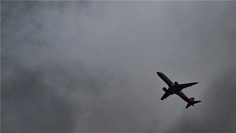Pilot eines Passagierflugs geblendet - Polizei sucht Zeugen Der Pilot eines nächtlichen Flugs ist von einem Laser geblendet worden. (Symbolbild)