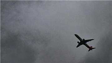 Der Pilot eines nächtlichen Flugs ist von einem Laser geblendet worden. (Symbolbild)