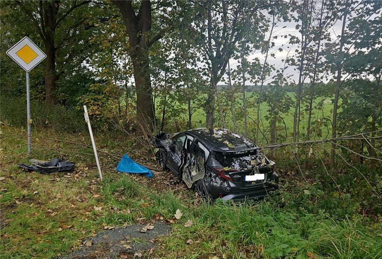 Drei Menschen verletzt: Traktor übersieht Auto zwischen Neuenwalde und Fickmühlen Beschädigtes Auto