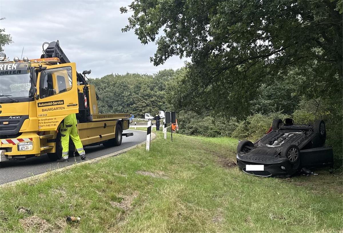 Zu schnell in der Autobahnabfahrt: Auto überschlägt sich Ein verunglücktes Auto liegt in einer Autobahnabfahrt auf dem Dach.