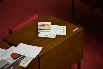 Der Platz von Patrick Öztürk in der Bürgerschaft blieb leer. Die Debatte um seine Verstrickung in den massenhaften Sozialbetrug fand ohne ihn statt.