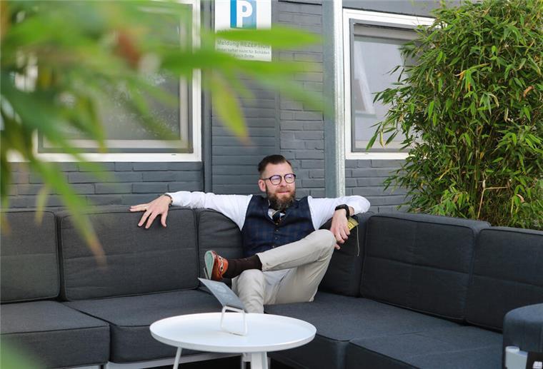 Martin Seiffert auf Lounge-Sofa 