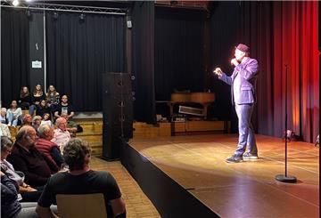 Der Poetry-Slam-Künstler Bas Böttcher unterhält mit seinen Wortkünsten die Jahnhalle in Nordenham.