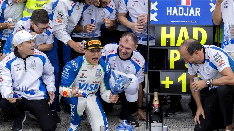 Der Pokal von Isack Hadjar geht zu Bruch.