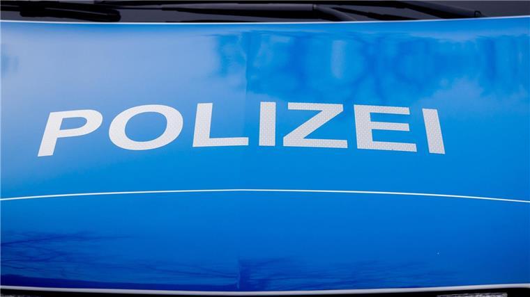 Vier Schwerverletzte bei Frontalzusammenstoß zweier Autos Der Polizei-Schriftzug steht auf einem Einsatzfahrzeug.