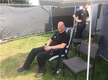 Der Polizeibeamte Kai Willems-Klar sitzt vor der mobilen Wache gemütlich in seinem Sonnenstuhl. Aber der Eindruck täuscht: Urlaub machen die Ordnungshüter auf dem Deichbrand nicht.