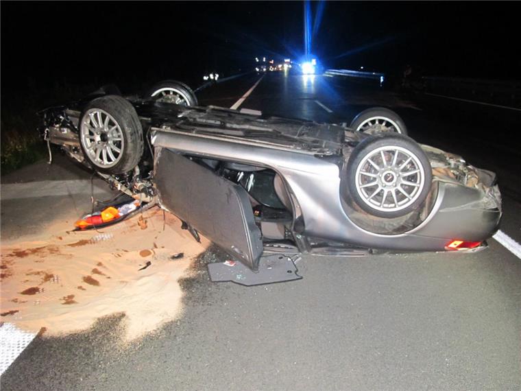 Porsche überschlägt sich auf A1: Auto bleibt 400 Meter entfernt liegen Der Porsche 911 überschlug sich und blieb auf dem Dach liegen.