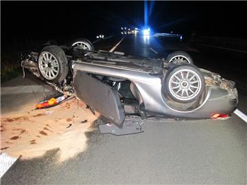 Der Porsche 911 überschlug sich und blieb auf dem Dach liegen. 