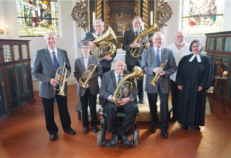 Posaunenchor Neuenwalde – 125 Jahre und kein bisschen leise Der Posonaunenchor heute (von links stehend): Johann Pape, Anita Roos, Günter Henning, Heinz Umlauf, Klaus Schriever, Joachim Köhler, Anja Niehoff; in der Mitte sitzend Adolf Besler.