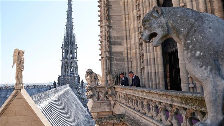 Paris endlich wieder von oben sehen Der Präsident von Frankreich schaut sich den neu eröffneten Kirchturm an.