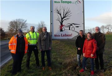 Der Präventionsrat Loxstedt unterstützt die Kampagne „Mein Tempo…Mein Leben“ und stellen neue Straßenschilder auf.