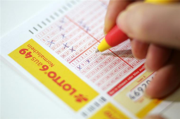 in Lotto-Schein wird ausgefüllt.