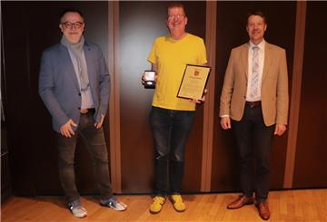 Der Preisträger, Heiko Meyer (Mitte) mit Zevens Bürgermeister, Michael Solty (links) und Stadtdirektor Henning Fricke bei der Verleihung des Bürgerpreises 2021.