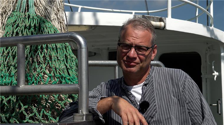 Verschlickung des Priels bringt Fischer in Fedderwardersiel in Not (Interview) „Der Priel ist für Fedderwardersiel natürlich das Lebenselixier, die Ader. Fedderwardersiel ist meiner Meinung nach der Mittelpunkt von Butjadingen, die Attraktion schlechthin, die dann, wenn der Priel nicht mehr da ist, wegfällt. Da ist dann nichts mehr“, sagt Söhnke Thaden.