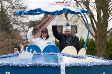 Der Prinzenwagen ist auf dem Weg. Karneval in Wehdel 2018. Foto: Kai-Martin Ulri...