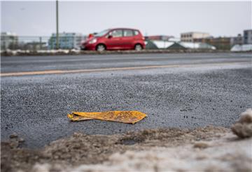 Der provisorisch markierte Radfahrstreifen auf der Kennedybrücke hat sich an vielen Stellen von der Fahrbahn gelöst.