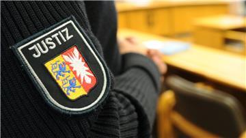 Der Prozess gegen vier ehemalige Bundeswehr-Soldaten geht weiter, nachdem die Staatsanwaltschaft Berufung eingelegt hat. 