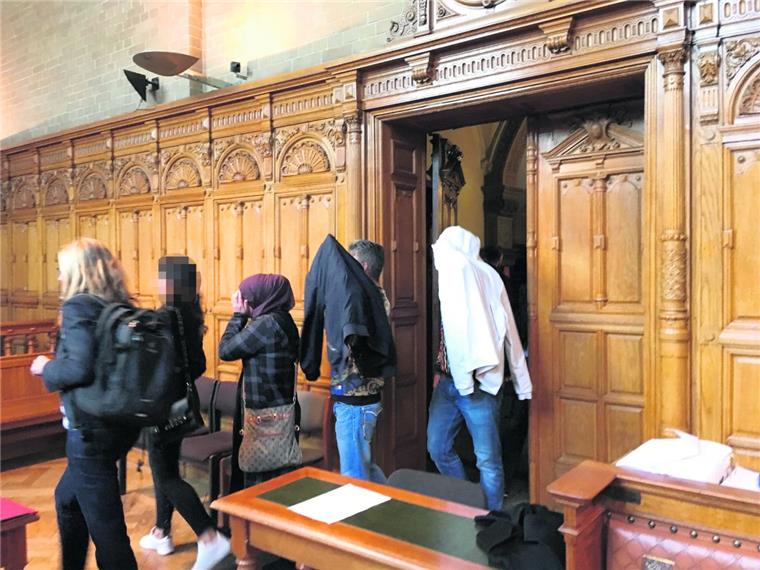 Bremerhaven: Komplett neues Verfahren gegen Clan-Mitglieder Der Prozess wegen einer Gewalteskalation in der Goethestraße in Bremerhaven wurde im März 2019 ausgesetzt. Am Freitag wird die Verhandlung komplett neu vor dem Landgericht Bremen aufgerollt.