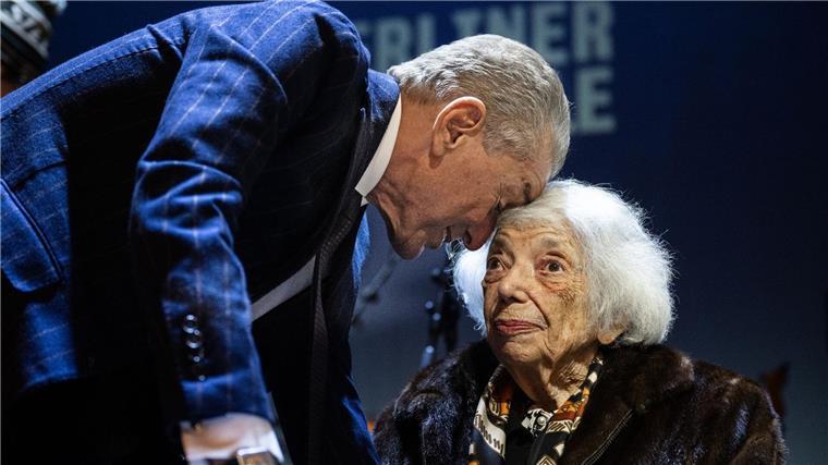 Der Publizist Michel Friedman und die Holocaust-Überlebende Margot Friedländer auf der Bühne in Berlin.