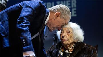 Der Publizist Michel Friedman und die Holocaust-Überlebende Margot Friedländer auf der Bühne in Berlin.