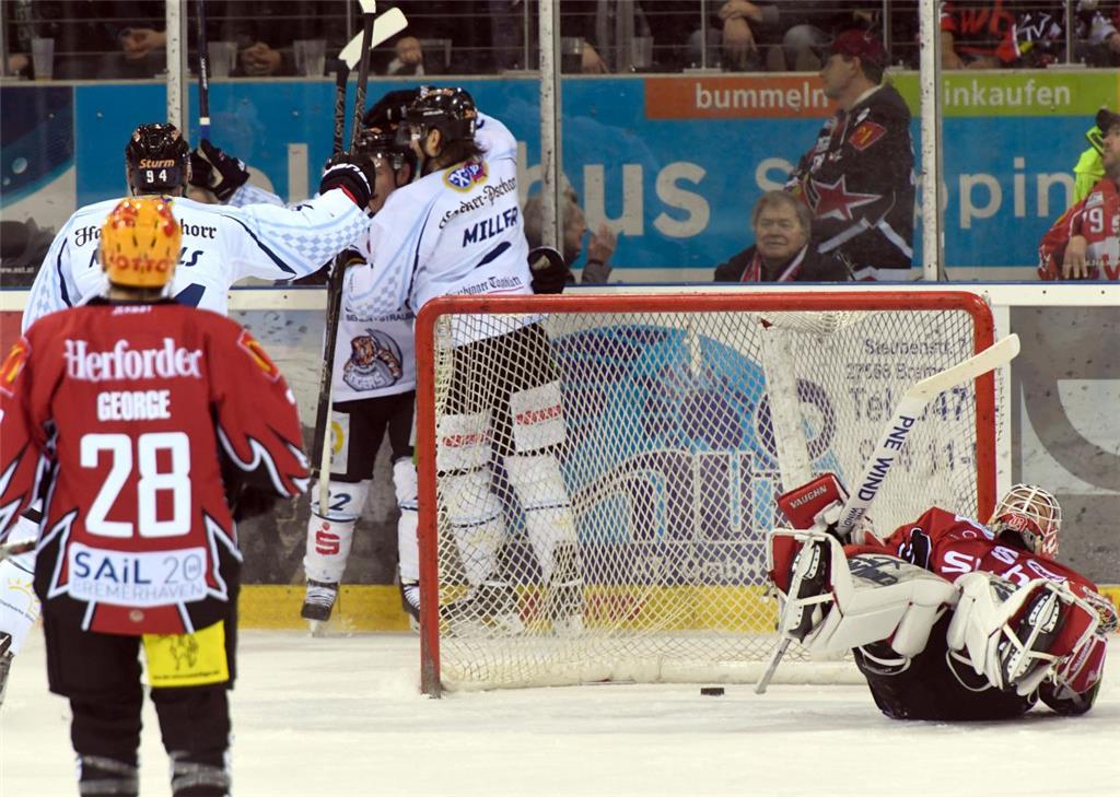 Der Puck ist drin, Tor für Straubing.