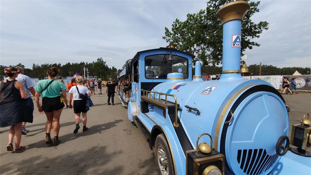 Der &quot;Aldi-Festival-Express&quot; brachte die Deichbrand-Fans vom Campingpla...