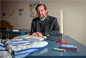 Der Rabbiner der liberalen jüdischen Menorah-Gemeinde, Tobias Jona Simon (links), kommt aus Oldenburg in den Gemeindesaal der Geestemünder Marienkirche, um mit dem jüdischen Verein Shabat zu feiern. Foto Scheschonka