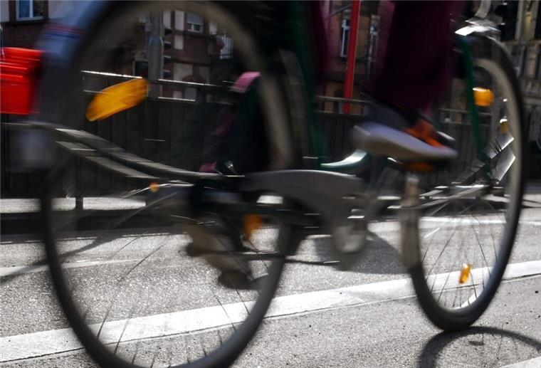 Bremerhaven: Fahrradfahrer flüchtet nach Unfall Ein Radfahrer auf Fahrradstreifen