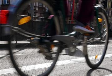 Ein Radfahrer auf Fahrradstreifen