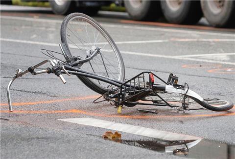 Der Radfahrer wurde von dem Milchlastwagen erfasst und dabei schwer verletzt.