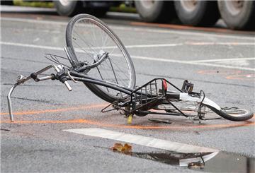 Der Radfahrer wurde von dem Milchlastwagen erfasst und dabei schwer verletzt.