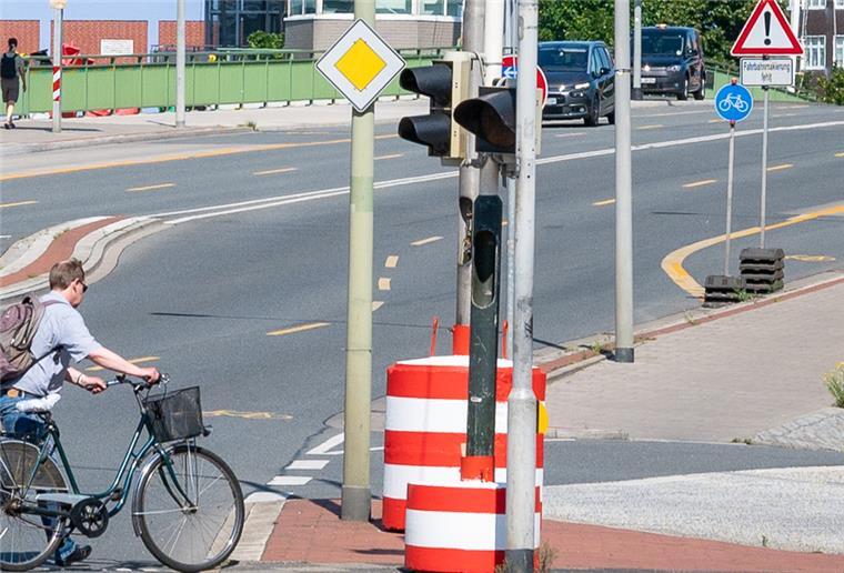 Kennedybrücke & Co.: Radprojekte nicht vor Herbst Der Radfahrstreifen über die Kennedybrücke bleibt wie die Ampelanlage an der Borriesstraße vorerst ein Provisorium.