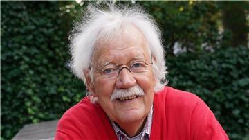 Der Radio- und TV-Moderator Carlo von Tiedemann steht auf der Terrasse vom Cafe „Funk-Eck“.