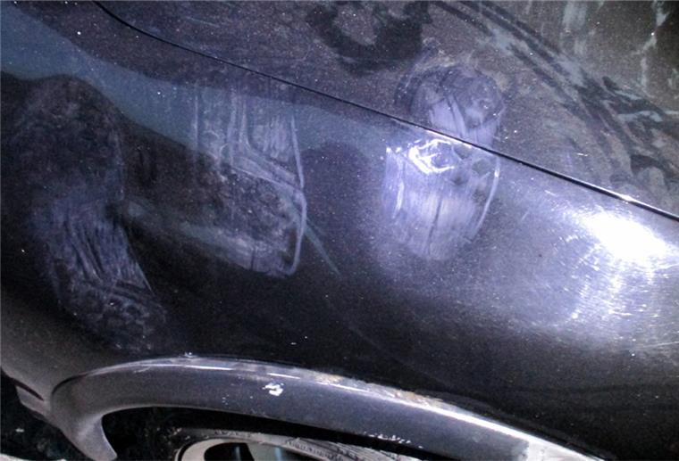 Lehe: Mann (21) rastet nach Streit aus Fußabdrücke auf Auto