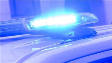 Ein Blaulicht leuchtet auf einem Einsatzfahrzeug der Polizei.