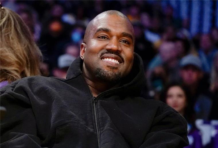 Der Rapper Kanye West bei einem Basketballspiel in Los Angeles.